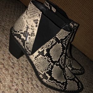 Universal Thread Snakeskin Booties